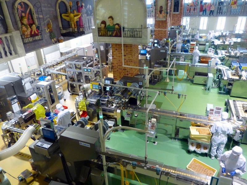 ecommerce-LUCERAM-min_japan_sapporo_chocolate_factory_label_packaging_cookie_machine_operators-961509